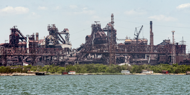 O grupo mineral Azovstal, danificado durante os combates, é visto do porto marítimo de Mariupol em Mariupol, na Ucrânia, na segunda-feira, 30 de maio.