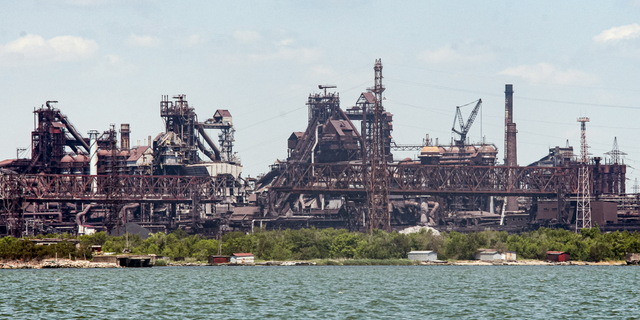 O grupo mineral Azovstal, danificado durante os combates, é visto do porto marítimo de Mariupol em Mariupol, na Ucrânia, na segunda-feira, 30 de maio.