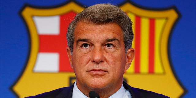 FC Barcelona club President Joan Laporta pauses during a news conference in Barcelona, Spanje, op Aug. 6, 2021. Spain Barcelona’s members late on Thursday approved a plan to sale part of its television rights and future revenues from merchandise and licensing in hopes of injecting an immediate 600 miljoen euro ($  631 miljoen) into the debt-ridden Spanish club. 