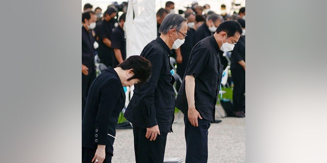 De Japanse premier Fumio Kishida, rechts, bidt een stil gebed tijdens een ceremonie in het Peace Memorial Park in Itoman, Okinawa, Zuid-Japan, donderdag 23 juni 2022. Japan markeerde de Slag om Okinawa, een van de bloedigste veldslagen van de Tweede Wereldoorlog vochten op het Zuid-Japanse eiland, dat 77 jaar geleden, donderdag, eindigde. 