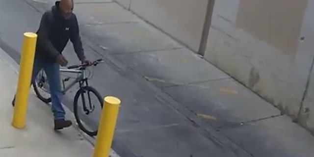 Surveillance footage showing a suspect allegedly stealing a $  100,000 自行车. 