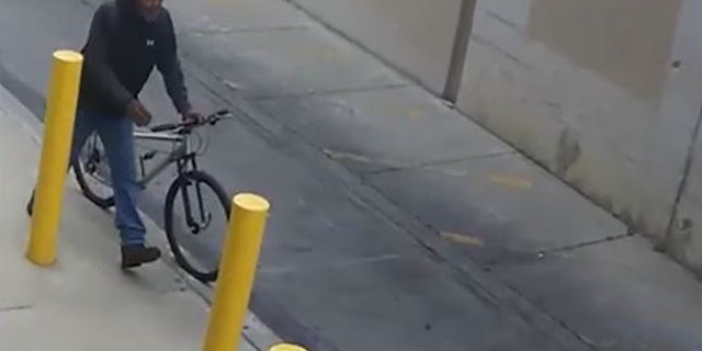 Surveillance footage showing a suspect allegedly stealing a $ 100,000 自行车.
