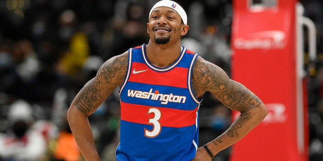 LÊER - Washington Wizards guard Bradley Beal (3) looks on during the second half of an NBA basketball game against the Boston Celtics, Sondag, Jan.. 23, 2022, in Washington.