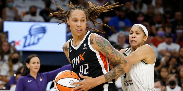 FILE - Phoenix Mercury center Brittney Griner (42) drives past Chicago Sky forward Candace Parker (3) during the first half of Game 1 of the WNBA basketball Finals, Domenica, Ott. 10, 2021, a Phoenix.