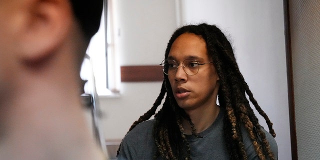 WNBA star and two-time Olympic gold medalist Brittney Griner is escorted to a courtroom for a hearing, in Khimki just outside Moscow, ロシア, 月曜, 六月 27, 2022.