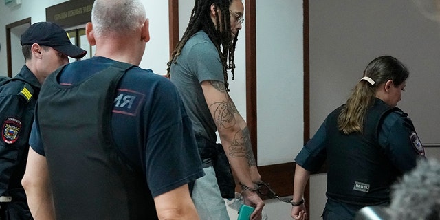 WNBA star and two-time Olympic gold medalist Brittney Griner leaves a courtroom after a hearing, in Khimki just outside Moscow, Rusland, Maandag, Junie 27, 2022.