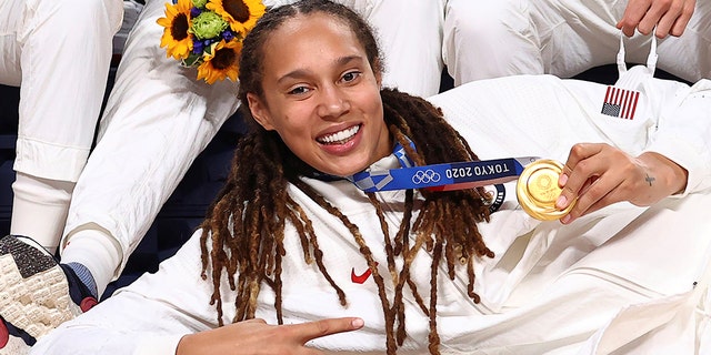 Brittney Griner of the United States poses for a photograph with her gold medal in Women's Basketball at the Tokyo 2020 Summer Olympics at the Saitama Super Arena in Saitama, 일본, 팔월 8, 2021.  Picture taken August 8, 2021.