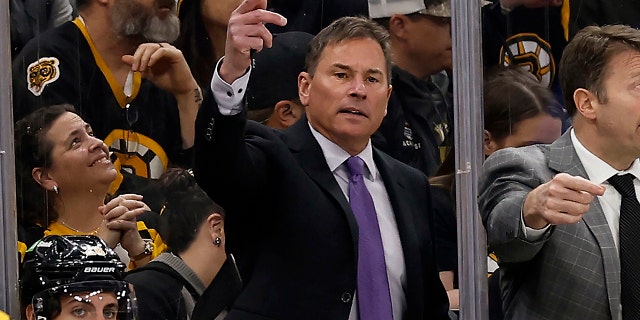 Boston Bruins head coach Bruce Cassidy, 센터, gestures during the third period of an NHL hockey game against the Pittsburgh Penguins, 4 월 16, 2022, in Boston.