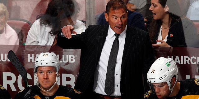 Boston Bruins Head Coach Bruce Cassidy directs his team from the bench against the Florida Panthers at the FLA Live Arena on Oct. 27, 2021 in Sunrise, 플로리다.