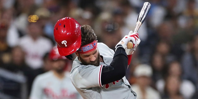 The Philadelphia Phillies' Bryce Harper reacts after being hit by a pitch from the San Diego Padres' Blake Snell during the fourth inning of a game Saturday, 유월 25, 2022, 샌디에이고. 