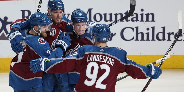 Durante la terza tappa della finale della NHL Stanley Cup 2022 della finale della NHL Stanley Cup 2022 a Denver, in Colorado, il 24 giugno 2022, Gale Maker di Colerado Avalanche festeggia il gol con i giocatori della squadra 8.