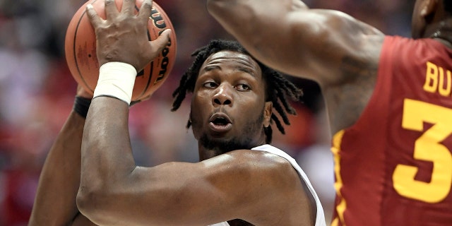 L'attaquant de Purdue Boilermakers, Caleb Swanigan, s'apprête à plonger le ballon de basket contre les Cyclones de l'État de l'Iowa lors du match de championnat de basket-ball masculin de la NCAA le 18 mars 2017 à Milwaukee, Wisconsin.