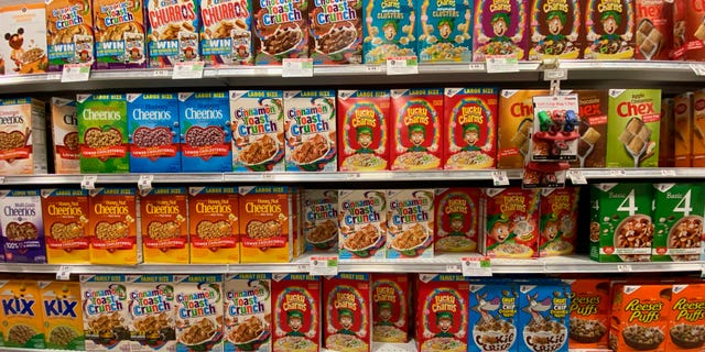 Corridoio di cereali General Mills e Quaker al negozio di alimentari.