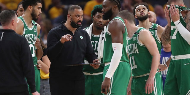 Boston Celtics-Cheftrainer Ime Udoka, Mitte links, spricht mit Spielern während der ersten Hälfte von Spiel 2 des NBA-Finales gegen die Golden State Warriors, Sonntag, 5. Juni 2022, in San Francisco.