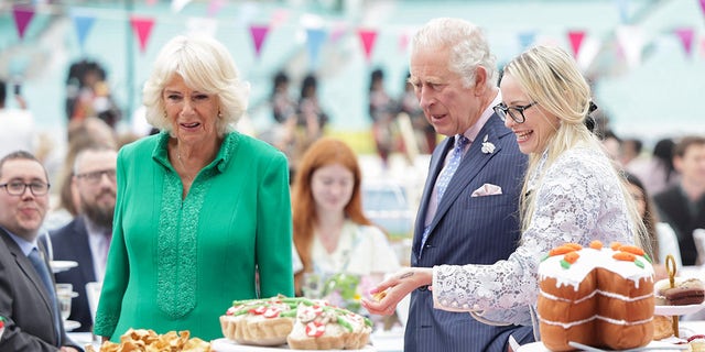 El príncipe Carlos usó un traje a rayas, mientras que Camilla optó por un llamativo vestido verde para la tarde del último día de los eventos del Jubileo de la Reina el 5 de junio.