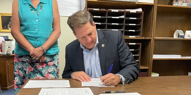 Republikeinse goewerneur. Chris Sununu of New Hampshire files for re-election, at the State House in Concord, New Hampshire, op Junie 10, 2022.