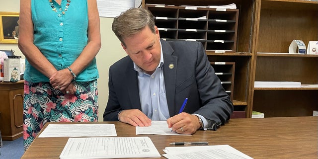 Republikeinse goewerneur. Chris Sununu of New Hampshire files for re-election, at the State House in Concord, New Hampshire, op Junie 10, 2022.