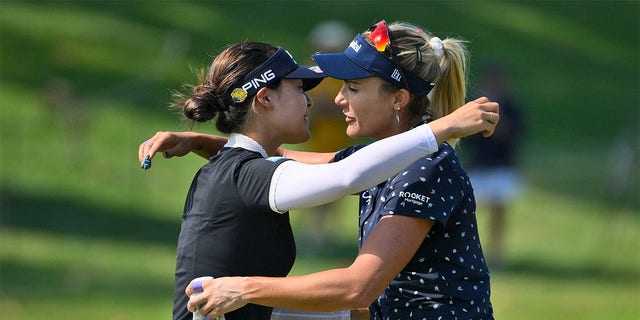 田仁智, 韓国の, 左, hugs Lexi Thompson after Chun won the KPMG Women's PGA Championship golf tournament at Congressional Country Club, 日曜日, 六月 26, 2022, in Bethesda, Md. 