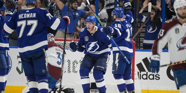 L'ailier droit du Lightning de Tampa Bay Corey Perry (10) célèbre un but lors de la deuxième période du match 3 de la finale de la Coupe Stanley de hockey de la LNH contre l'Avalanche du Colorado le lundi 20 juin 2022 à Tampa, en Floride. 