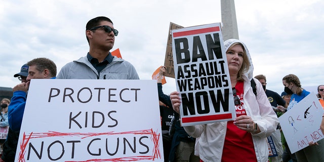 People participate in the second March for Our Lives rally in support of gun control in front of the Washington Monument, Saterdag, Junie 11, 2022, in Washington. The rally is a successor to the 2018 march organized by student protestors after the mass shooting at a high school in Parkland, Fla. 