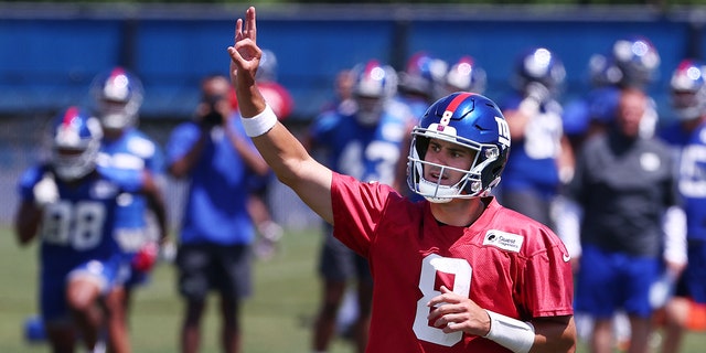 EAST RUDERFORD, NJ - JUNE 08: Quarterback Daniel Jones, #8 of the New York Giants, during the teams mandated minicamp at Quest Diagnostics Training Center on June 8, 2022 in East Rutherford, New Jersey.