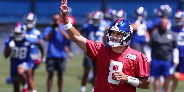 EAST RUTHERFORD, NJ - JUNE 08: Quarterback Daniel Jones, #8 of the New York Giants, during the teams mandatory minicamp at Quest Diagnostics Training Center on June 8, 2022 in East Rutherford, New Jersey.