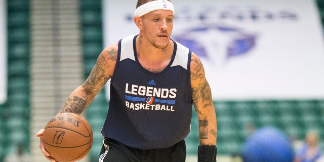 El jugador de baloncesto de Texas Legends, Delonte West, en el campo durante un entrenamiento individual previo al juego en Dr. Pepper Arena el 1 de abril de 2015 en Frisco, Texas.