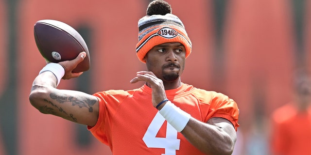 May 25, 2022;  Beria, OH, USA;  Cleveland Browns quarterback Deshan Watson (4) throws a pass during organized team activities at the crosscountry mortgage campus.