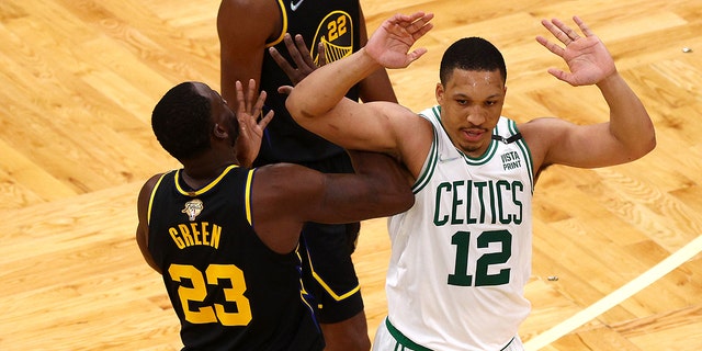 グラントウィリアムズ (12) of the Boston Celtics and Draymond Green (23) of the Golden State Warriors argue in the second quarter during Game 3 の 2022 NBA Finals at TD Garden in Boston June 8, 2022.