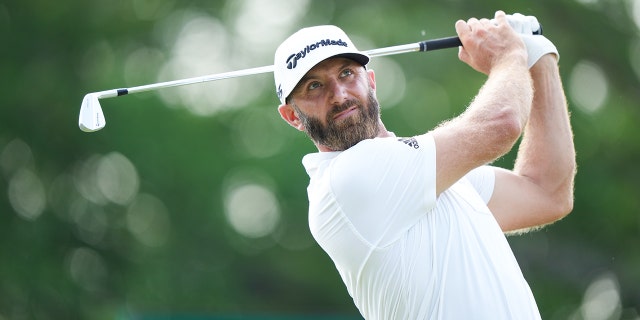 Dustin Johnson slår fra 14. tee under PGA Championship den 19. maj 2022 i Tulsa, Oklahoma.