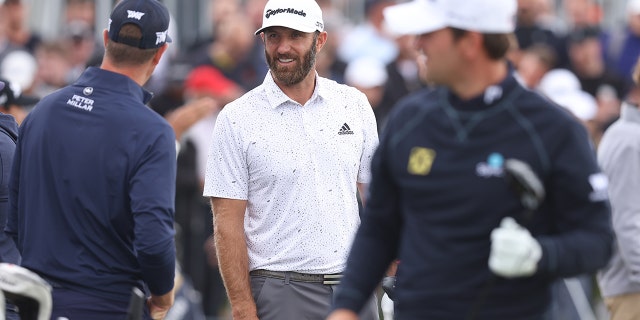 Dustin Johnson durante il LIV Golf Invitational il 9 giugno 2022 a St. Albans.