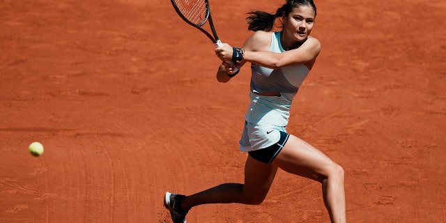 Emma Raducanu leaves Wimbledon warmup tournament with injury 1 Britain's Emma Radukanu at the Roland Garros Stadium in Paris on Wednesday, May 25, 2022. Backhand to Aliakasandra Sasnovich of Belarus during the second round match of the French Open tennis tournament on Wednesday.