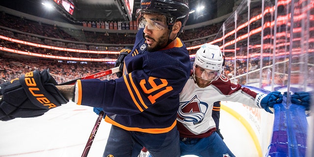 Colorado Avalanche' Devon Toews (7) and Edmonton Oilers' Evander Kane (91) battle on the corner during the second period of Game 3 of the NHL hockey Stanley Cup playoffs Western Conference finals, 土曜日, 六月 4, 2022, in Edmonton, アルバータ州.