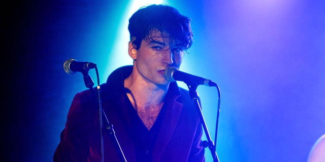 Ezra Miller of Sons of an Illustrious Father performs at Omeara on December 08, 2018 ロンドンで, イングランド.