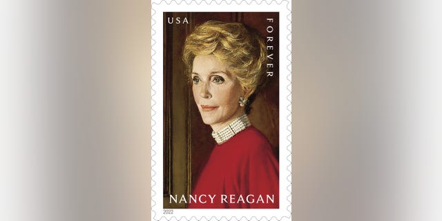 Die VSA. Postal Service unveiled its new Nancy Reagan Forever stamp on Monday, Junie 6, 2022, celebrating the life of the former first lady. The stamp will be available to the public starting on July 6, on what would have been Mrs. Reagan's 101st birthday.