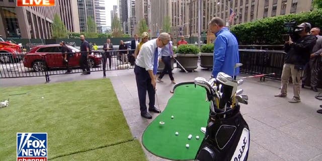 When you put a golf ball, it is recommended to swing your club the same distance forward and backward.