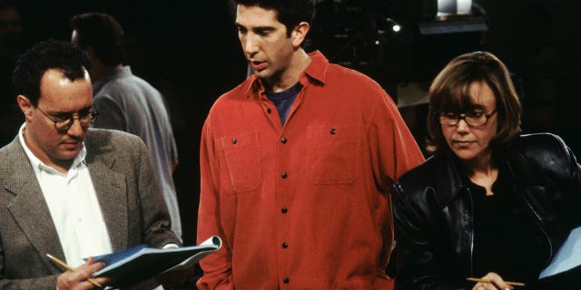 Executive Producer David Crane, izquierda, and David Schwimmer directing an episode of "Amigos" with executive producer Marta Kauffman.