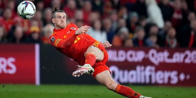 Wales' Gareth Bale takes a shot during a World Cup 2022 playoff soccer match between Wales and Austria at Cardiff City stadium in Cardiff, 英国, 游行 24, 2022.