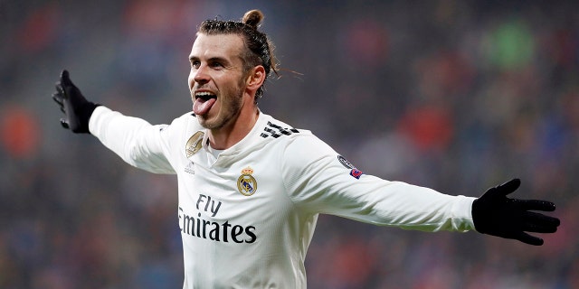 Záložník Realu Madrid Gareth Bale slaví po vstřelení čtvrtého gólu svého týmu během zápasu skupiny G Ligy mistrů mezi Realem Madrid a Viktorií Plzeň na stadionu Doosan v Plzni, Česká republika, 7. listopadu 2018. 