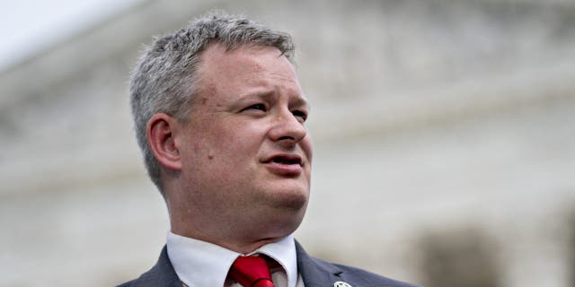 Güney Dakota Başsavcısı Jason Ravnsborg, 9 Eylül 2019 Pazartesi günü Washington DC'deki Yüksek Mahkeme önünde düzenlediği basın toplantısında konuşuyor.