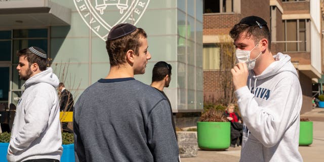 Un estudiante de Yeshiva usa una máscara facial en los terrenos de la universidad el 4 de marzo de 2020 en la ciudad de Nueva York.