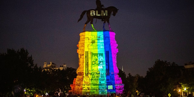 Pride (regenboog) kleur geprojecteerd op het standbeeld van de Zuidelijke generaal Robert Lee op 12 juni 2020 in Richmond, Virginia. 