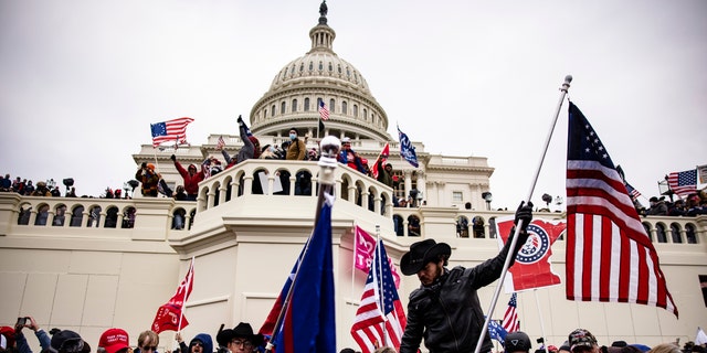 Rioters storm the U.S. Capitol op Jan.. 6, 2021. (Foto deur Samuel Corum / Getty Images)