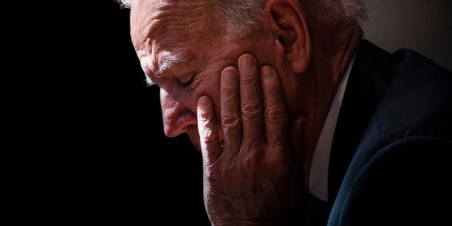 El presidente de los Estados Unidos, Joe Biden, mira hacia abajo mientras habla durante una cumbre UE-Estados Unidos el 15 de junio de 2021 en la sede de la Unión Europea en Bruselas.