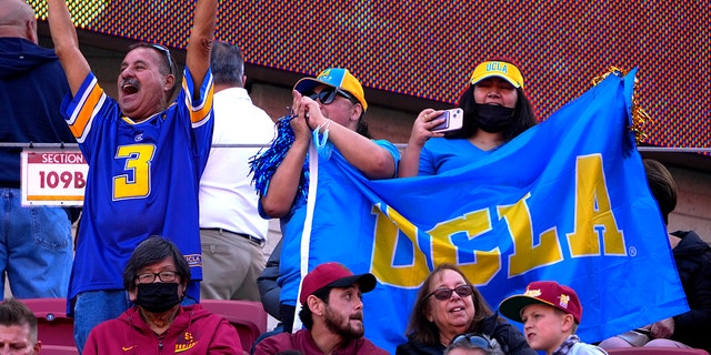 Os fãs do UCLA Bruins torcem no Los Angeles Memorial Coliseum em Los Angeles em 20 de novembro de 2021.