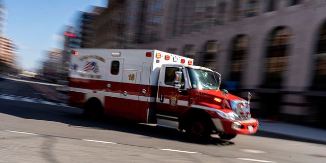 Una ambulancia circula por Washington, DC, el 5 de febrero de 2022. 