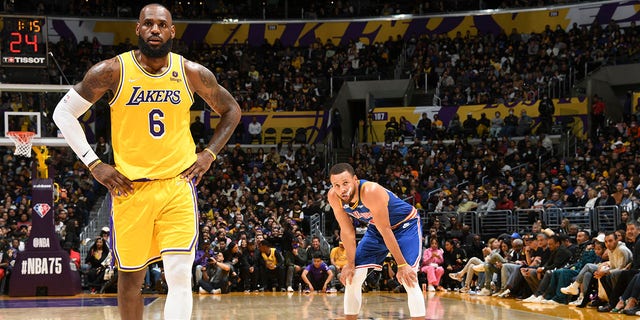 LeBron James (6) de Los Angeles Lakers y Stephen Curry (30) de Golden State Warriors durante un partido el 5 de marzo de 2022 en el Crypto.com Arena de Los Ángeles. 