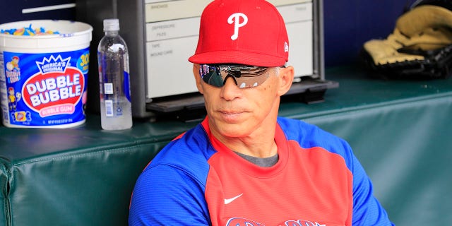 O técnico Joe Girardi antes de um jogo entre Atlanta Braves e Philadelphia Phillies em 23 de maio de 2022, no Troist Park, em Atlanta.  