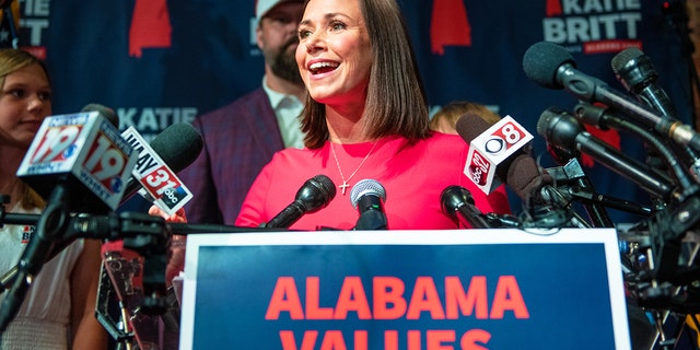 Katie Britt, candidata republicana al Senado por Alabama, habla durante un mitin de campaña de Night's Watch en Montgomery, Alabama, el martes 24 de mayo de 2022.