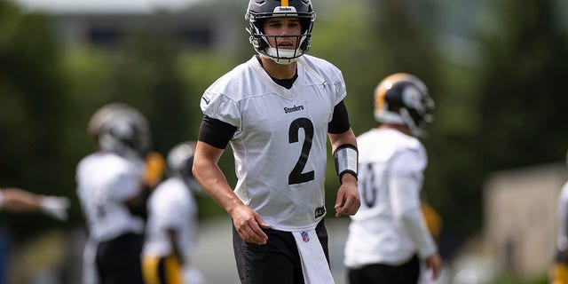Pittsburgh Steelers quarterback Mason Rudolph (2) takes part in a drill during the team's OTA practice on May 25, 2022, at the Steelers Practice Facility in Pittsburgh, PA. 